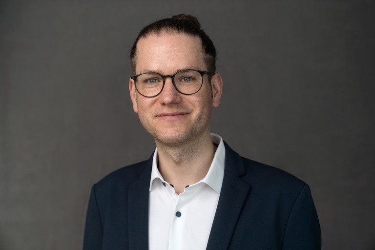 Dr. Jan Busse